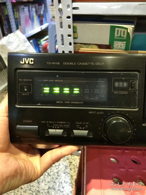 日本勝利品牌 jvc磁帶卡座機一臺 型號jvc一w118 日本勝利公司 沒有音響,圖片為插上電源后放入磁帶拍照指示燈亮起,僅作為懷舊品出售,不保證可以正常使用 圖片為實拍